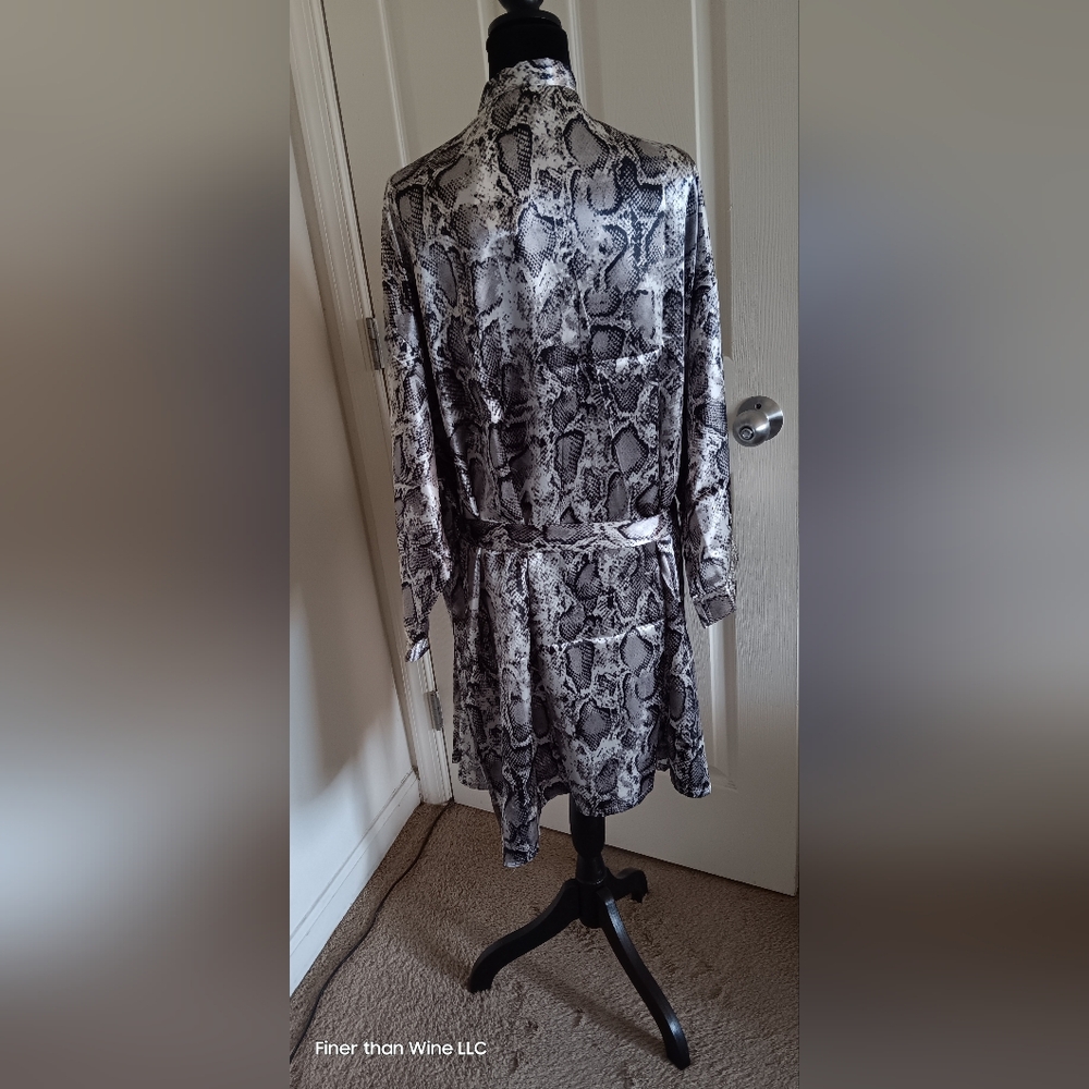 NWT Elegant Black and Gray Satin Snake print Women's Robe With Matching Belt - Picture 4 of 5